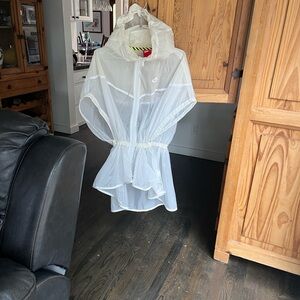 Nike Translucent White Rain Poncho
M/L
